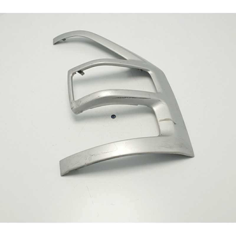 Cornice finitura fanalino stop posteriore destro Mitsubishi Pajero MK3 V60 colore grigio graffi da usura