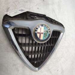 156017393 Griglia stemma presa d'aria frontale Alfa Romeo 156 932 1997-05