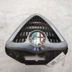 156017393 Griglia stemma presa d'aria frontale Alfa Romeo 156 932 1997-05