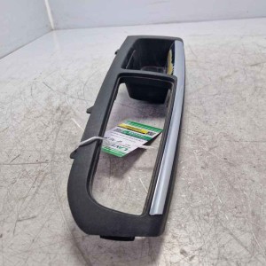 Bracciolo interno portiera ant DX Lancia Delta MK3 1.6 MJT 88 KW 2008-14 cromatura danneggiata